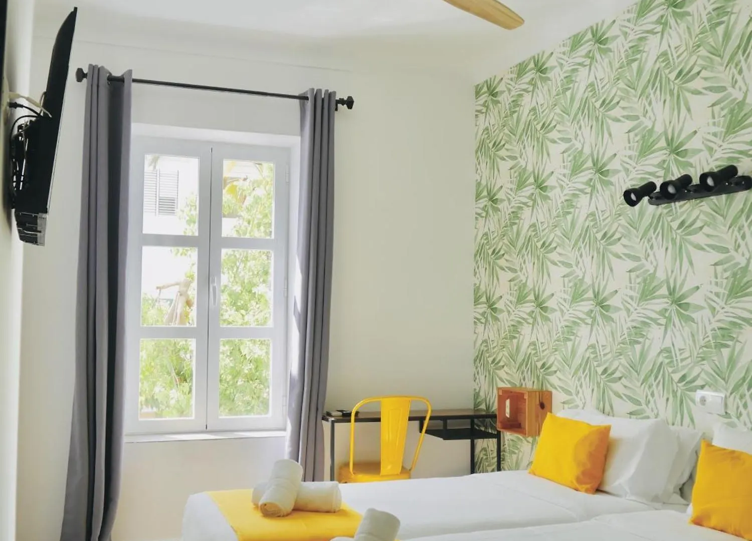 Nanit Rooms Ibiza Hostal Santa Eulalia del Río 3*,  España